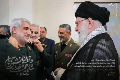تصویری از اهدای درجه به سردار حاج رحیمی توسط رهبر انقلاب