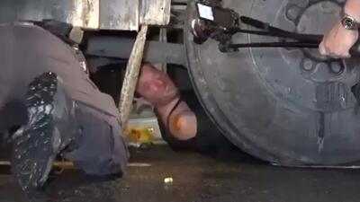 یک معترض به نتانیاهو، خود را زیر خودرو پلیس انداخت (فیلم)