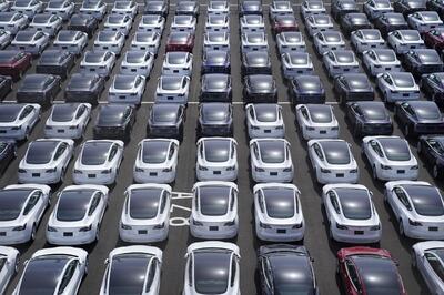 فروش خودروهای تسلا برای اولین‌بار از 2020 با افت سالانه مواجه شد