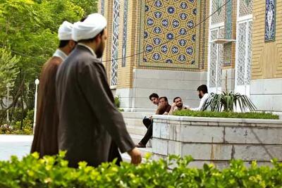 کیهان: روحانیون می‌توانند درآمد چند برابری داشته باشند اما از روی عشق، شرایط سخت طلبگی را پذیرفته‌اند
