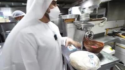 (ویدئو) غذای خیابانی در دبی؛ فرآیند پخت مندی عربی با یک بره 16 کیلوگرمی