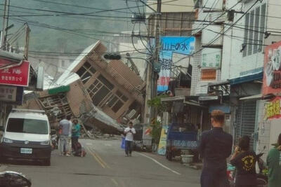 لحظه وقوع زلزله در تایوان از داخل خودرو شخصی و اتوبوس | واکنش مسافران را ببینید