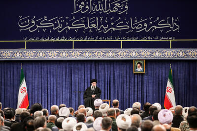 ببینید | سخنرانی ایستاده رهبر انقلاب در دیدار رمضانی مسئولان نظام