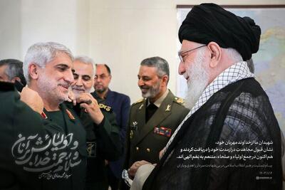تصویر اهدای درجه سرداری به شهید حاج رحیمی توسط رهبر انقلاب پیش از شهادت + ببینید