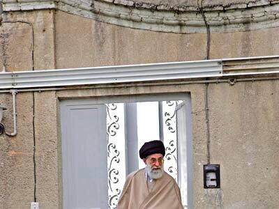 روایتی از دیدار رهبر معظم انقلاب با همسایه‌ خانه پدری‌شان در مشهد؛ همسایه ای که کمک حال مادری رهبری در عروسی ایشان بودند+عکس