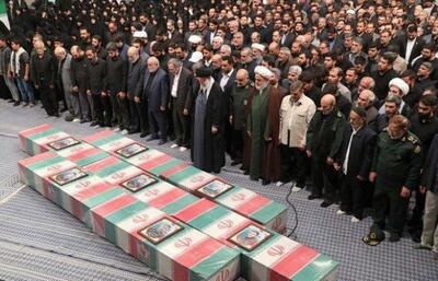 اقامه نماز آیت الله خامنه ای بر پیکر هفت شهید حمله اسرائیل به کنسولگری ایران در دمشق+عکس