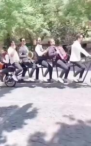 (ویدئو) همنوازی جالب چند هنرمند در بازار تهران در حین دوچرخه سواری!