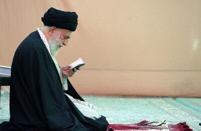 (عکس) نماز خواندن روحانی، سیدحسن خمینی، رئیسی و محسنی اژه‌ای پشت سر رهبری