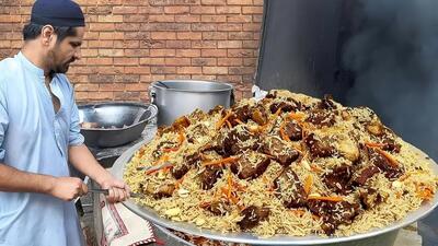 (ویدیو) غذای خیابانی در افغانستان؛ فرآیند پخت ۶۰ کیلوگرم کابلی پلو