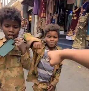 هدیه به کودکان نیازمند به سبک یمنی+ فیلم