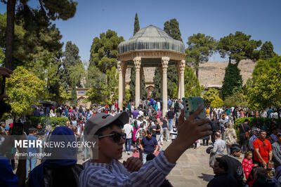 گردشگران نوروزی در آرامگاه سعدی و حافظ شیرازی