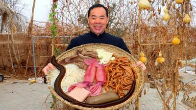 (ویدئو) غذای روستایی مشهور در چین؛ پخت غذا با ماهی مرکب و مارماهی