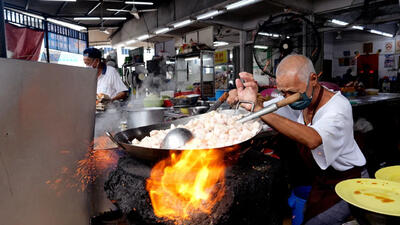 (ویدئو) غذاهای خیابانی مالزی؛ پخت مشهورترین نودل توسط آشپز 75 ساله