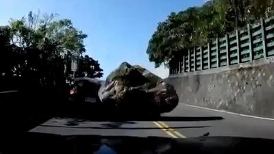 (ویدئو) برخورد وحشتناک سنگ سقوط کرده از کوه به یک خودرو