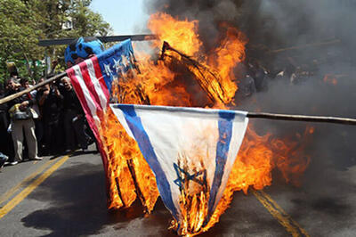لحظه به آتش کشیدن پرچم اسرائیل مقابل تئاتر شهر + فیلم