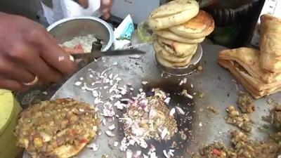 ویدئو از وضعیت عجیب غذای خیابانی در هند! | رویداد24