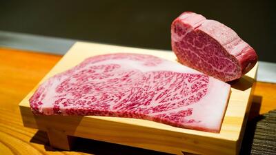 غذا‌های خیابانی در ژاپن؛ پخت متفاوت گران‌ترین گوشت جهان (فیلم)