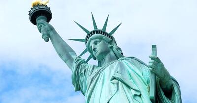 لحظه کمیاب از اصابت صاعقه به مجسمه آزادی در آمریکا