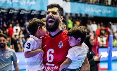 ببینید / خوشحالی موسوی با فرزندانش پس از قهرمانی فولاد سیرجان در لیگ برتر والیبال