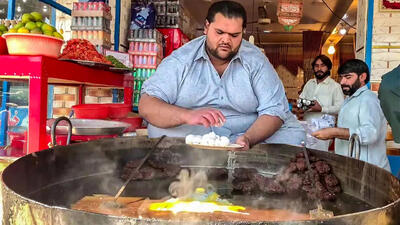 (ویدئو) غذای خیابانی در افغانستان؛ پخت چپلی کباب غول پیکر توسط آشپز مشهور