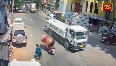 (ویدئو) حمله گاو به موتورسواری که جهت خلاف خیابان حرکت می‌کرد