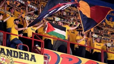 اقدام جالب طرفداران تیم بارسلونا در حمایت از فلسطین | ببینید