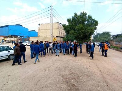 تجمع صنفی کارگران شرکت فولاد پارس هفت تپه در اعتراض به اخراج همکاران خود