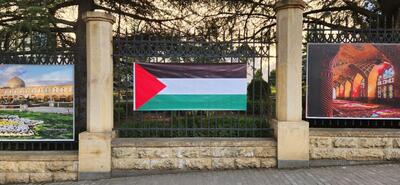 نصب پرچم فلسطین بر دیوار سفارت ایران در تفلیس همزمان با روز جهانی قدس
