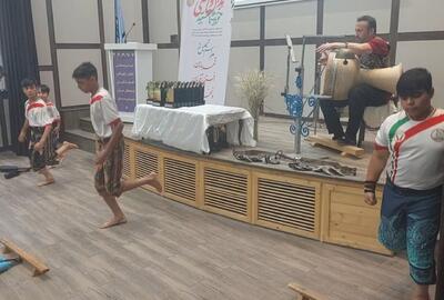 اجرای حرکات ورزش زورخانه‌ای توسط نوجوانان دشتستانی