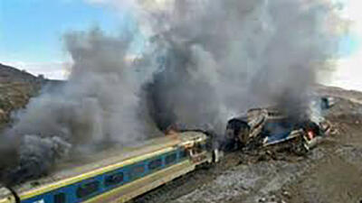 تصادف دو قطار در راه آهن اراک / مصدومان حادثه به بیمارستان منتقل شدند