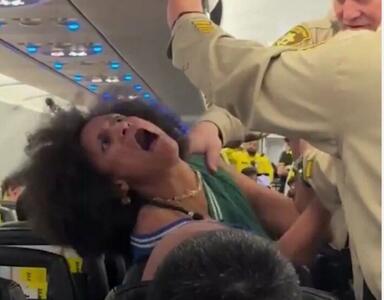اخراج مسافر مزاحم از هواپیما به ظن مصرف مواد مخدر +فیلم | رویداد24