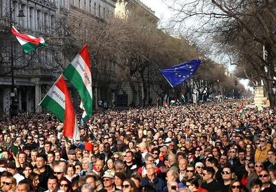 اعتراضات هزاران نفر در مجارستان علیه دولت اوربان - تسنیم