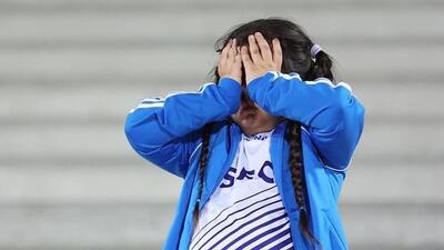 ببینید / دعای دخترِ نکونام در ورزشگاه آزادی برای استقلالی‌ها