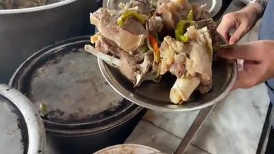 (ویدئو) غذای خیابانی در پاکستان؛ نحوه پخت 500 کیلو دمپخت گوشت پیشاوری
