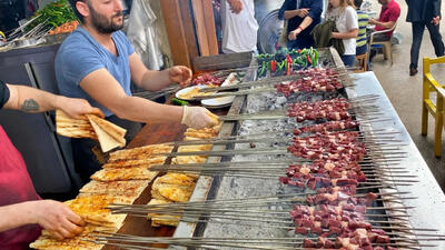 (ویدئو) غذاهای خیابانی ترکیه؛ تهیه و کباب کردن 4 هزار سیخ جگر، گوشت و کوبیده