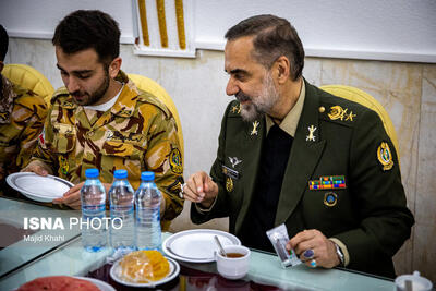 تصاویر: افطاری وزیر دفاع با کارکنان وظیفه