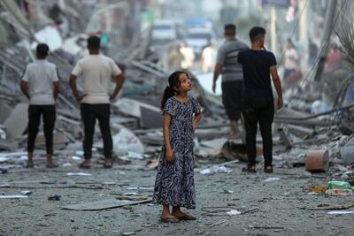 دختران غزه که سوختن پدر در بمباران را دیدند | ببینید