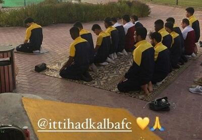 نماز دسته جمعی شاگردان فرهاد مجیدی بعد از جشن پیروزی