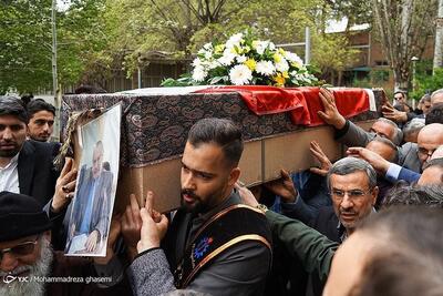 محمود احمدی‌نژاد زیر تابوت وزیر فوت شده‌اش