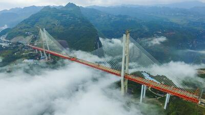 کار در ارتفاع ۶۰۰ متری برای ساخت بلندترین پل جهان (فیلم)