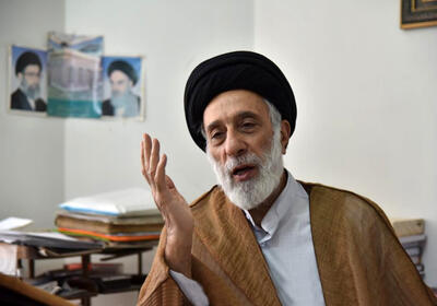 هادی خامنه‌ای: تریبون‌ها از کسانی که حرف‌های بی‌حساب می‌زنند، گرفته شود