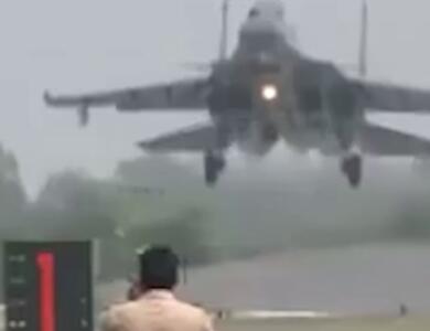 ببینید / فرود ناموفق یک جنگنده هنگام پخش زنده از تمرینات نظامی