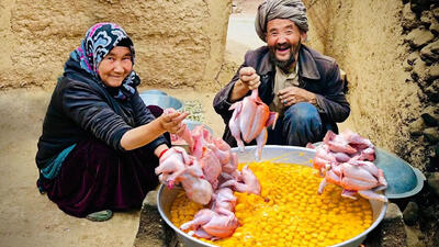 (ویدئو) نحوه پخت  یک غذای متفاوت با مرغ و تخم مرغبه سبک زوج غارنشین افغان