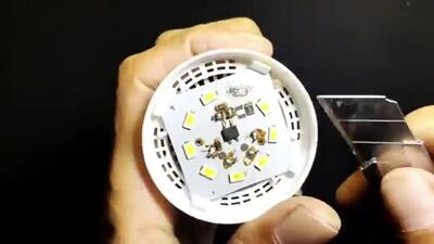 (ویدئو) نحوه تعمیر کردن لامپ LED با کمک چسب برق!