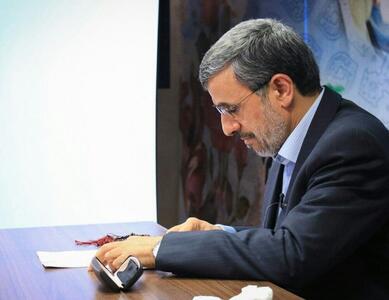 عکس/محمود احمدی‌نژاد زیر تابوت وزیر فوت شده‌اش