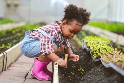 آیا خاک‌بازی برای سیستم ایمنی کودکان مفید است؟ - زومیت