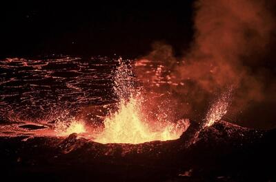 لحظه فوران آتشفشان ایسلند از نمای نزدیک (فیلم)