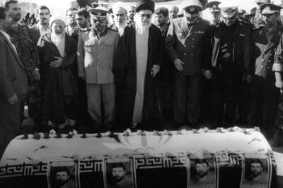 عکسی از رهبر انقلاب در کنار پیکر فرمانده بلندپایه ارتش، شهید صیاد شیرازی - عصر خبر