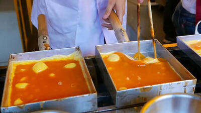 (ویدئو) غذای خیابانی در ژاپن؛ پخت جالب و تماشایی املت تاماگویاکی