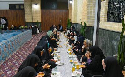 عکس/ افطاری ساده در امامزاده طاهر(ع)